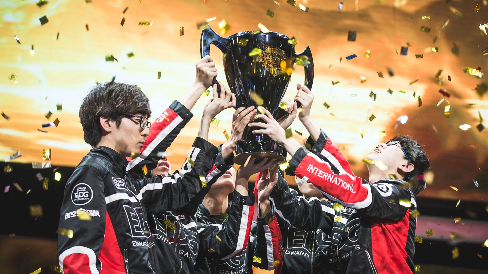 爱的支持！S15英雄联盟总决赛选手“家属团”已抵达中国。